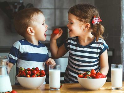 孩子们吃草莓