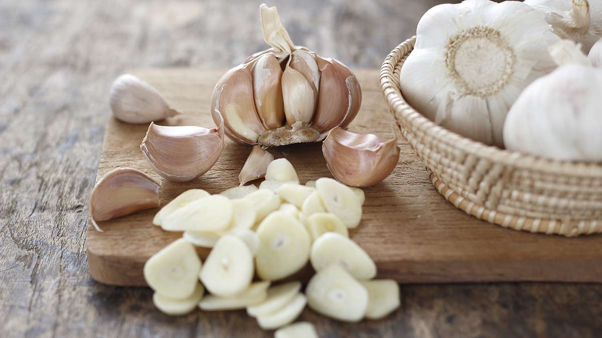 garlic-on-cuttingboard