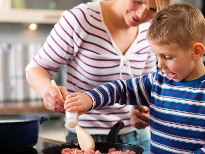儿童和家长烹饪