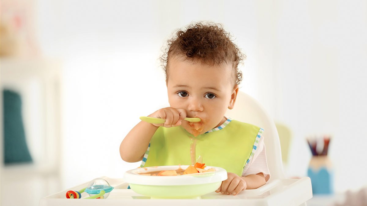 婴儿吃食物